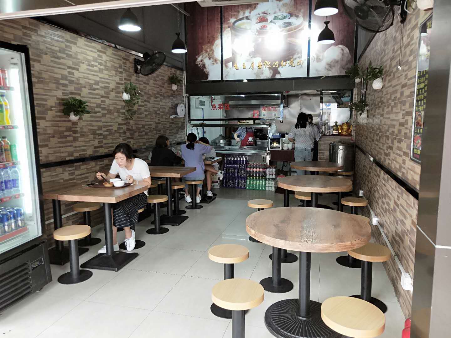 本店装修新,招牌大气,适合经营蒸菜馆,冷饮店,面包店,早餐店等!