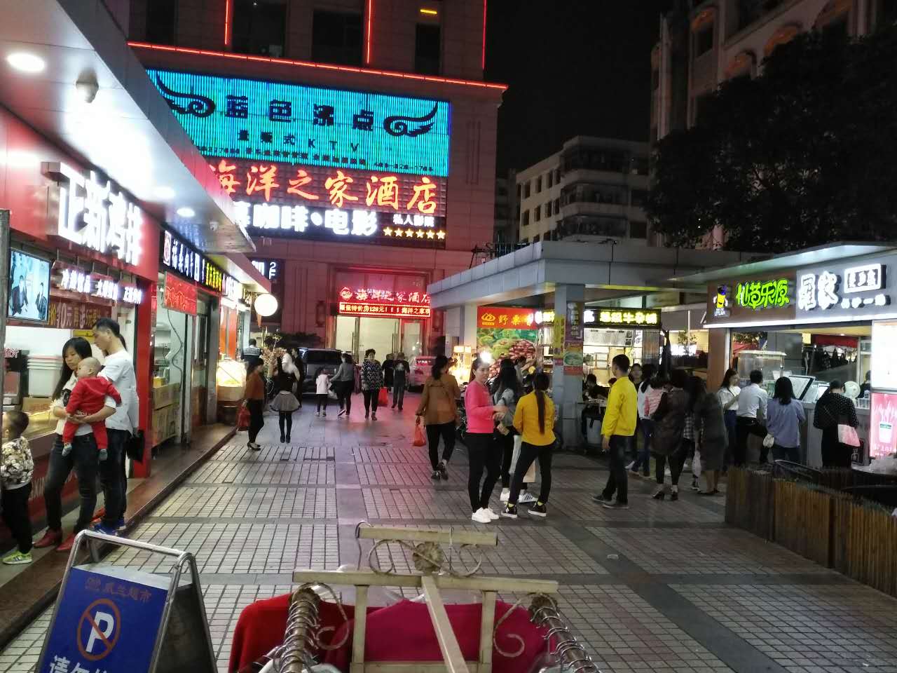 晋江阳光广场威兰超市大门口店铺